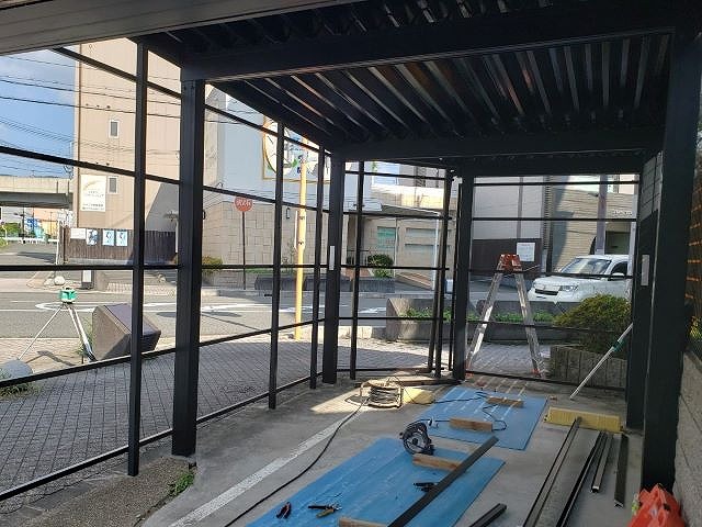 奈良市の波板外壁の車庫、新しい横桟を設置